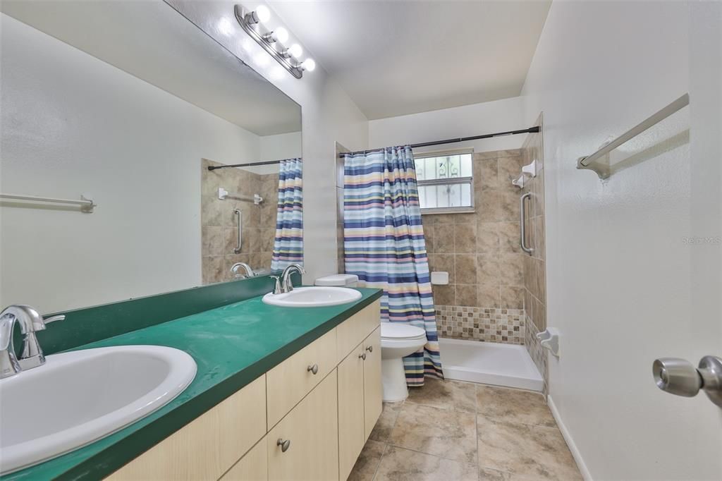 Под контрактом: $290,000 (4 спален, 2 ванн, 1442 Квадратных фут)