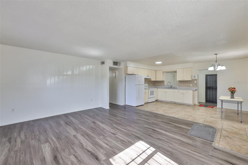 Под контрактом: $290,000 (4 спален, 2 ванн, 1442 Квадратных фут)