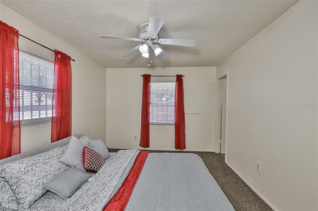 Под контрактом: $290,000 (4 спален, 2 ванн, 1442 Квадратных фут)