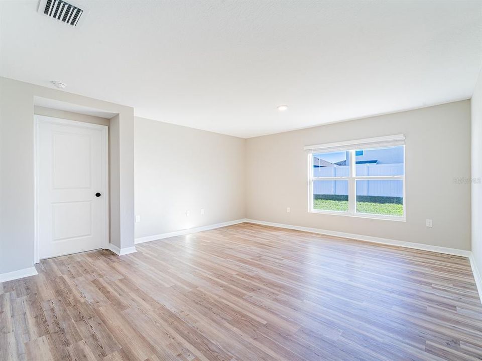 For Sale: $349,000 (4 beds, 2 baths, 1827 Square Feet)