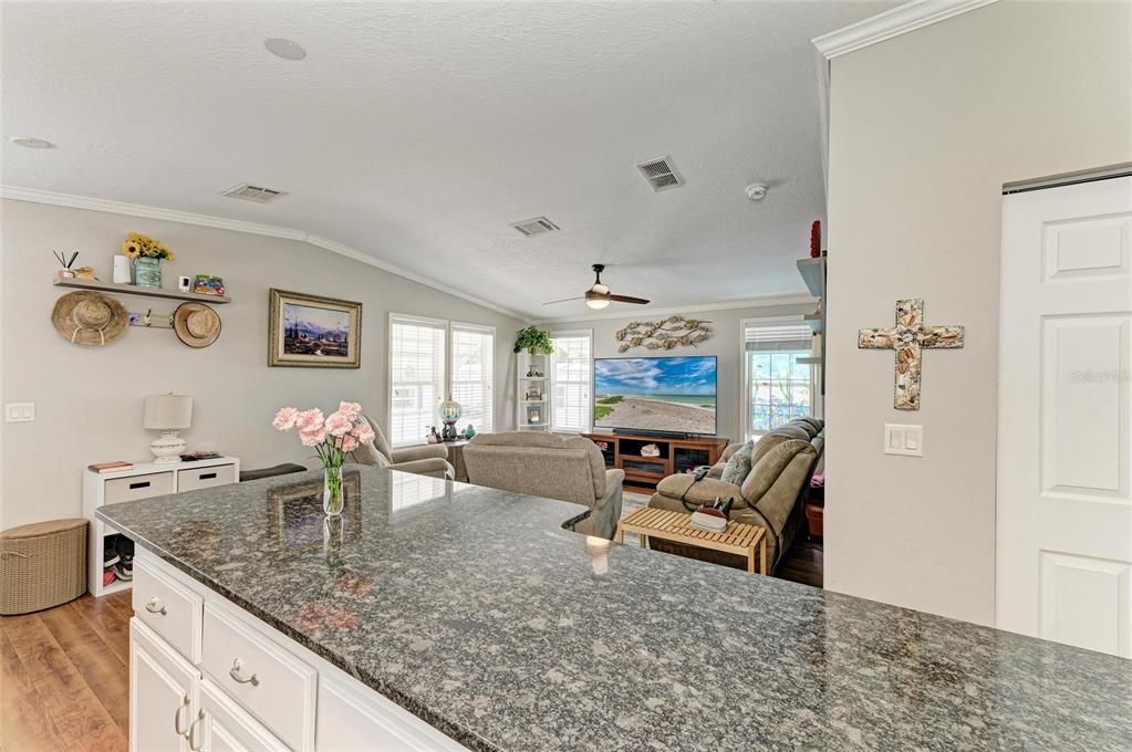 En Venta: $350,000 (2 camas, 2 baños, 864 Pies cuadrados)