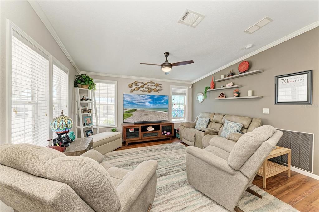 En Venta: $350,000 (2 camas, 2 baños, 864 Pies cuadrados)