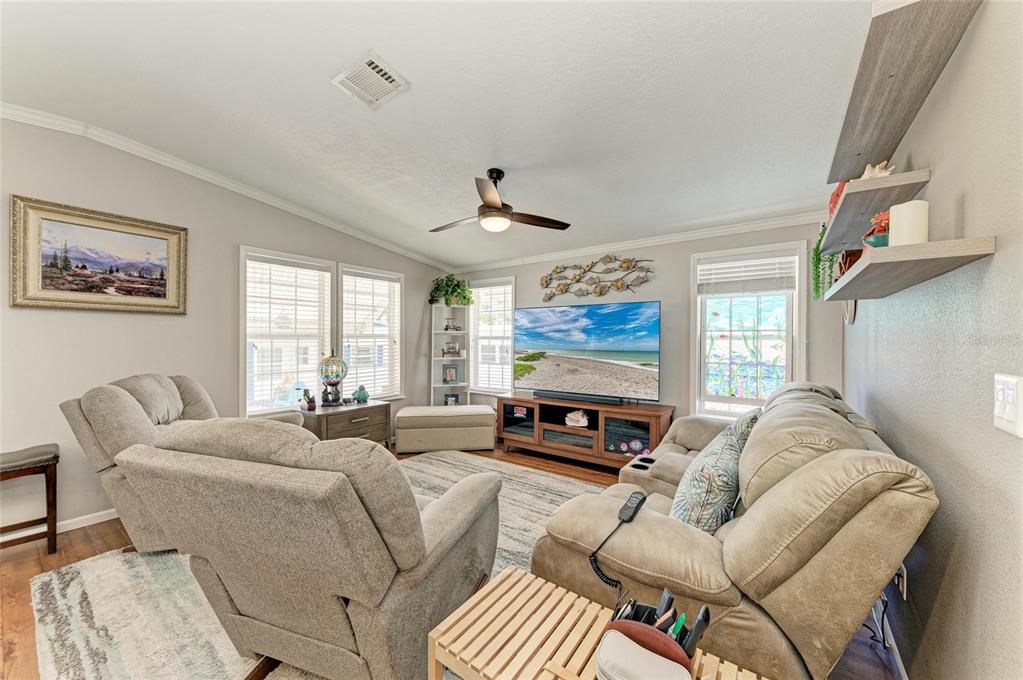 En Venta: $350,000 (2 camas, 2 baños, 864 Pies cuadrados)