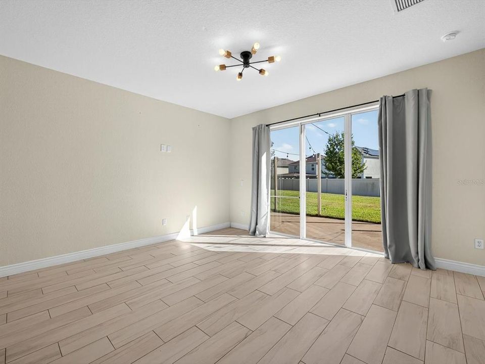 Под контрактом: $445,000 (3 спален, 2 ванн, 1942 Квадратных фут)