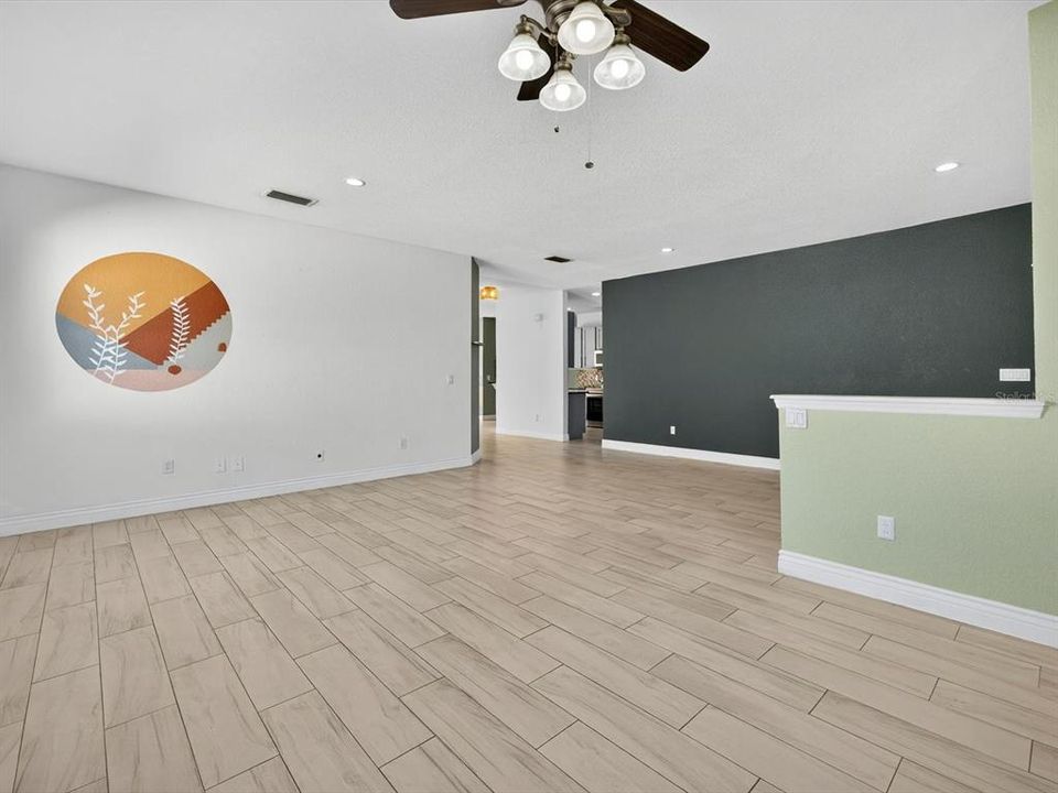 Под контрактом: $445,000 (3 спален, 2 ванн, 1942 Квадратных фут)