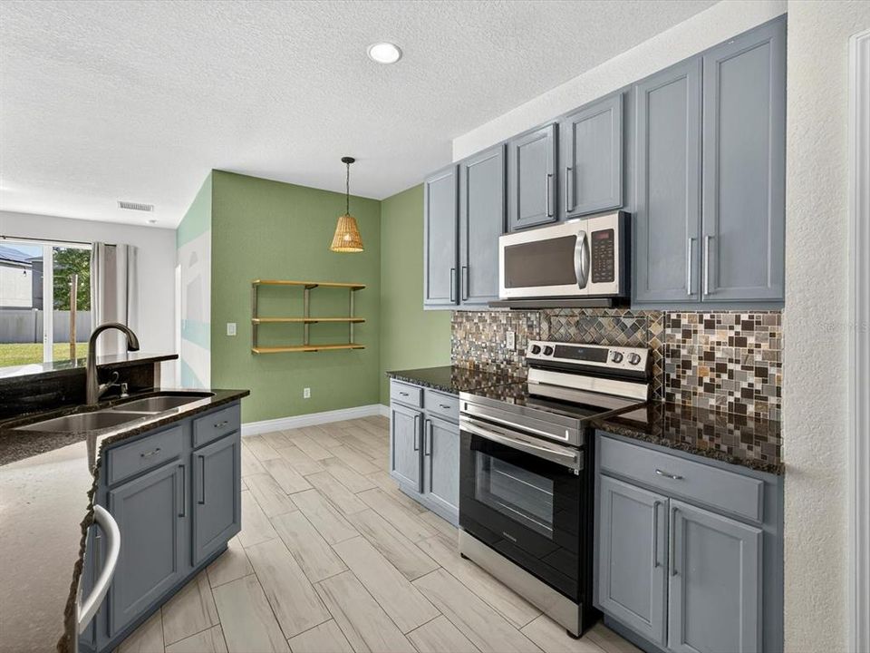 Под контрактом: $445,000 (3 спален, 2 ванн, 1942 Квадратных фут)