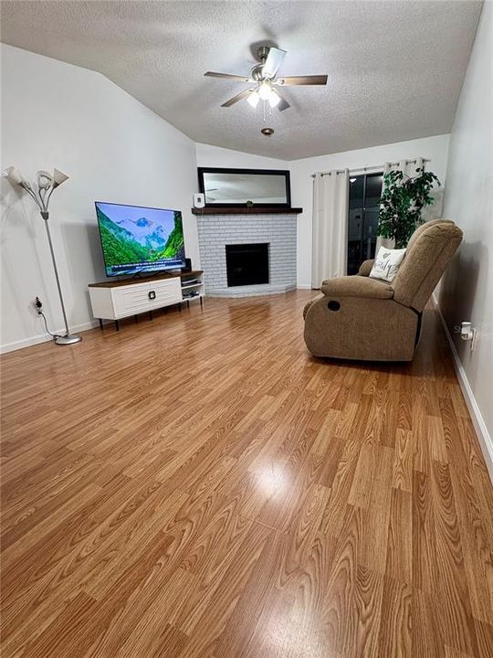 На продажу: $189,999 (2 спален, 2 ванн, 938 Квадратных фут)