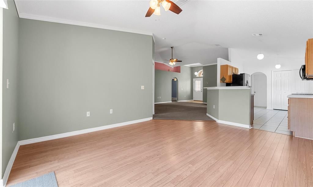 For Sale: $325,000 (3 beds, 2 baths, 1632 Square Feet)