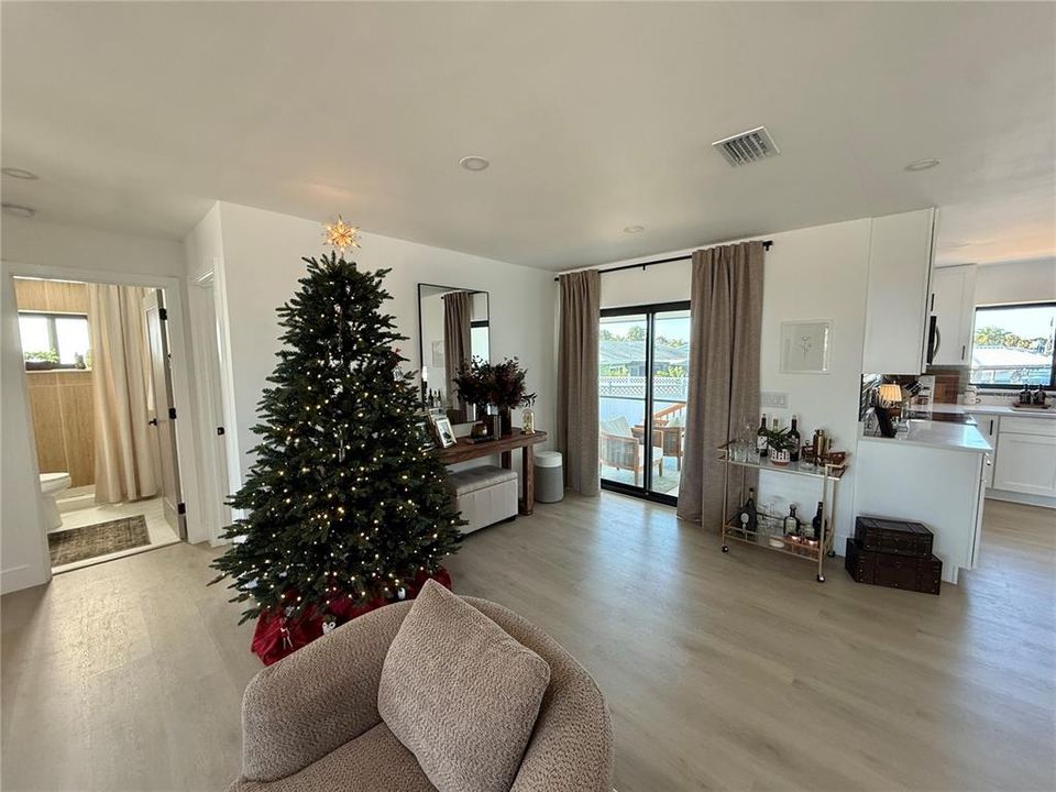 For Rent: $3,975 (3 beds, 2 baths, 1570 Square Feet)