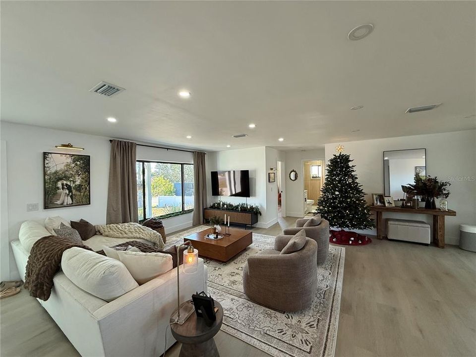 For Rent: $3,975 (3 beds, 2 baths, 1570 Square Feet)