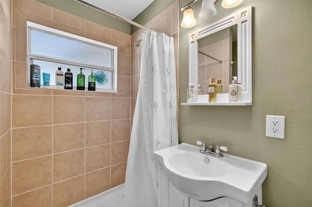 Activo con contrato: $454,500 (3 camas, 3 baños, 1780 Pies cuadrados)