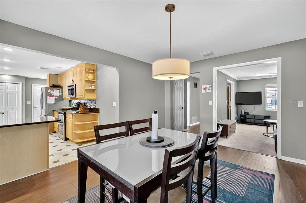 Activo con contrato: $454,500 (3 camas, 3 baños, 1780 Pies cuadrados)