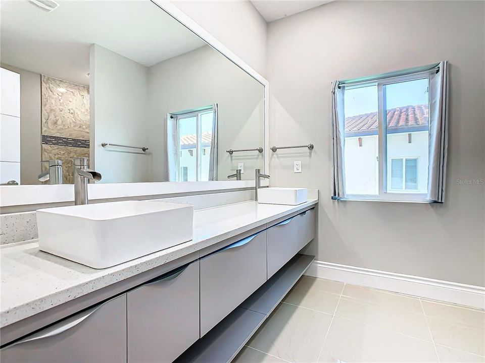 Activo con contrato: $2,500 (4 camas, 2 baños, 2334 Pies cuadrados)