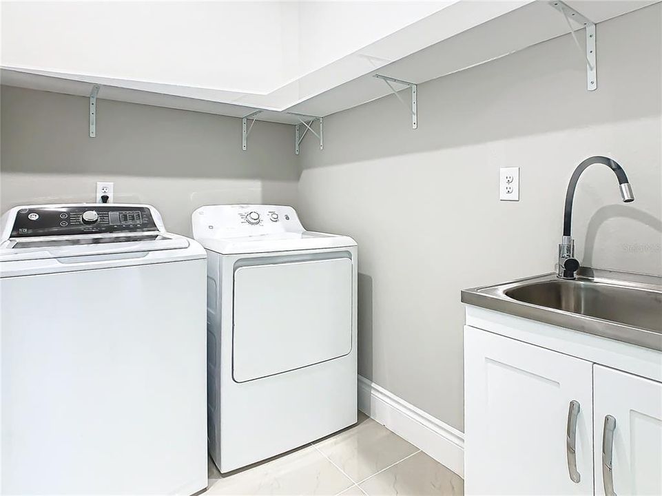 Activo con contrato: $2,500 (4 camas, 2 baños, 2334 Pies cuadrados)