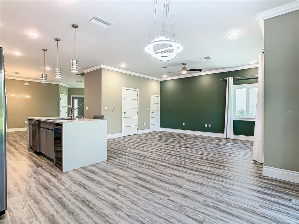 Activo con contrato: $2,500 (4 camas, 2 baños, 2334 Pies cuadrados)