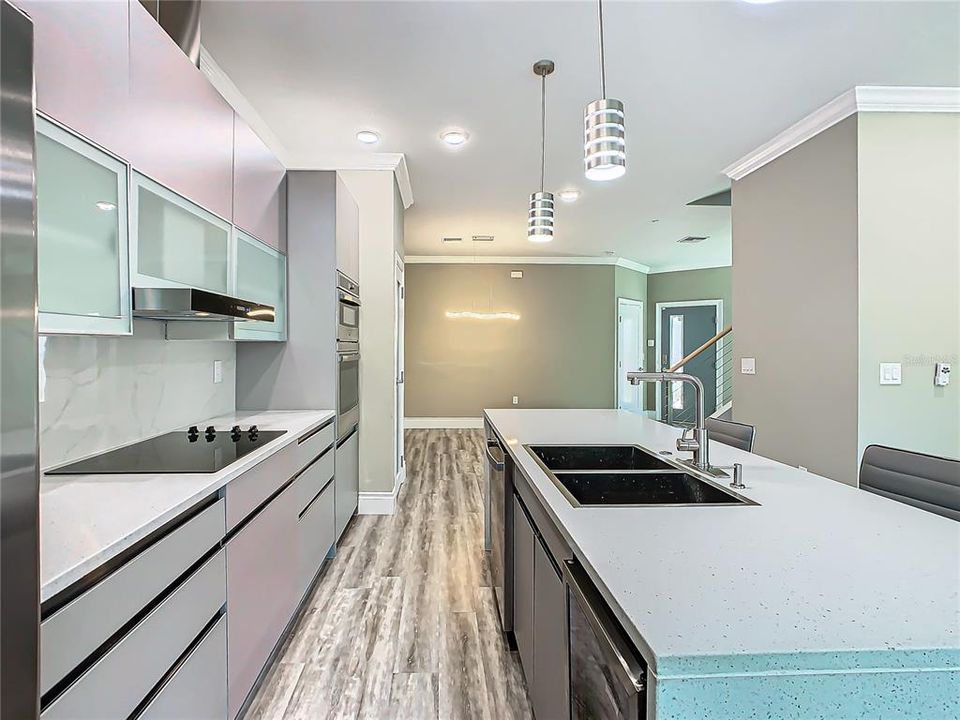 Activo con contrato: $2,500 (4 camas, 2 baños, 2334 Pies cuadrados)