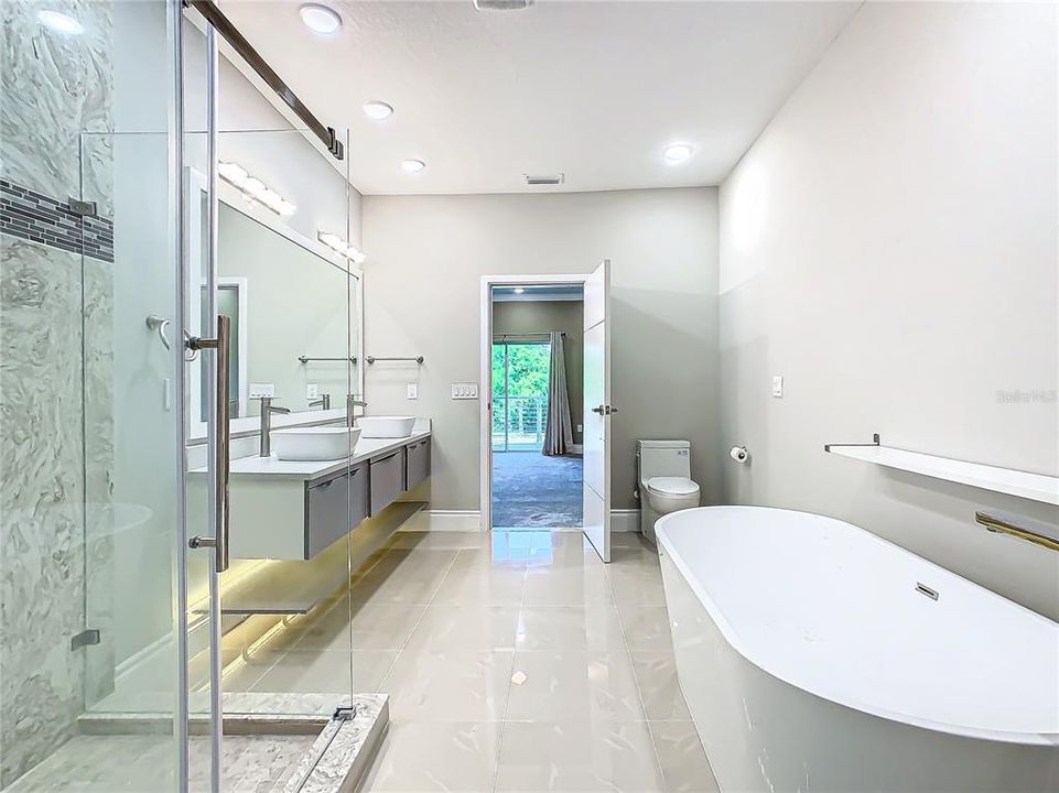 Activo con contrato: $2,500 (4 camas, 2 baños, 2334 Pies cuadrados)