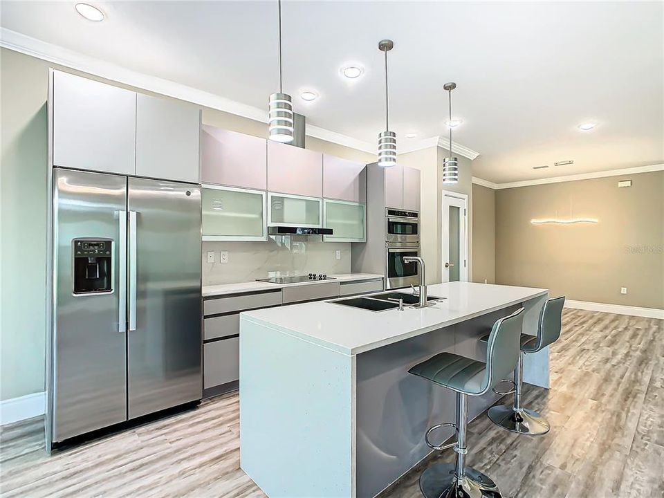 Activo con contrato: $2,500 (4 camas, 2 baños, 2334 Pies cuadrados)