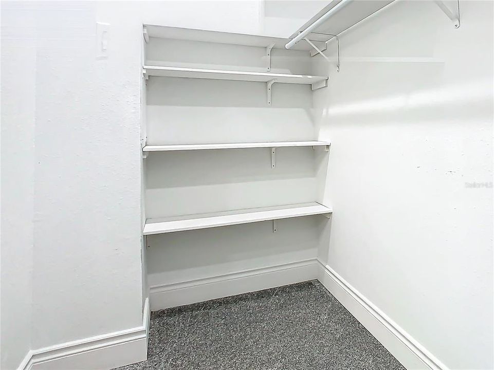 Activo con contrato: $2,500 (4 camas, 2 baños, 2334 Pies cuadrados)