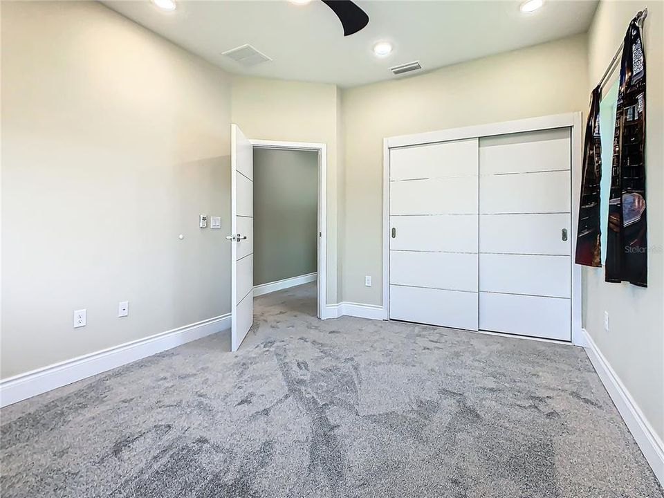 Activo con contrato: $2,500 (4 camas, 2 baños, 2334 Pies cuadrados)