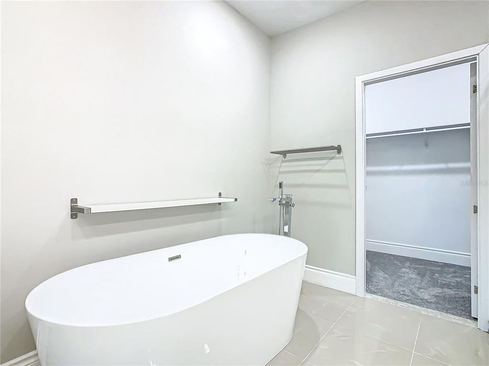 Activo con contrato: $2,500 (4 camas, 2 baños, 2334 Pies cuadrados)