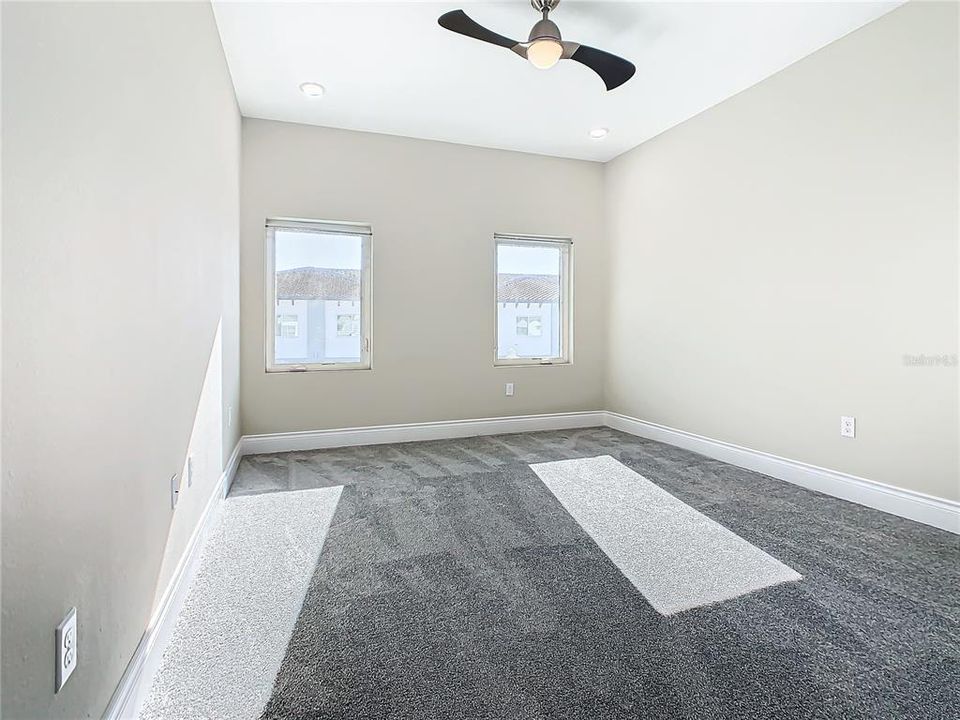 Activo con contrato: $2,500 (4 camas, 2 baños, 2334 Pies cuadrados)