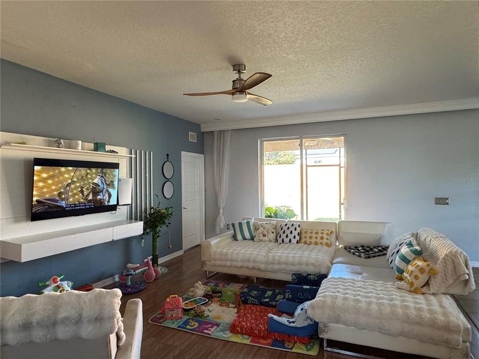 Active With Contract: $270,000 (3 beds, 2 baths, 1629 Square Feet)