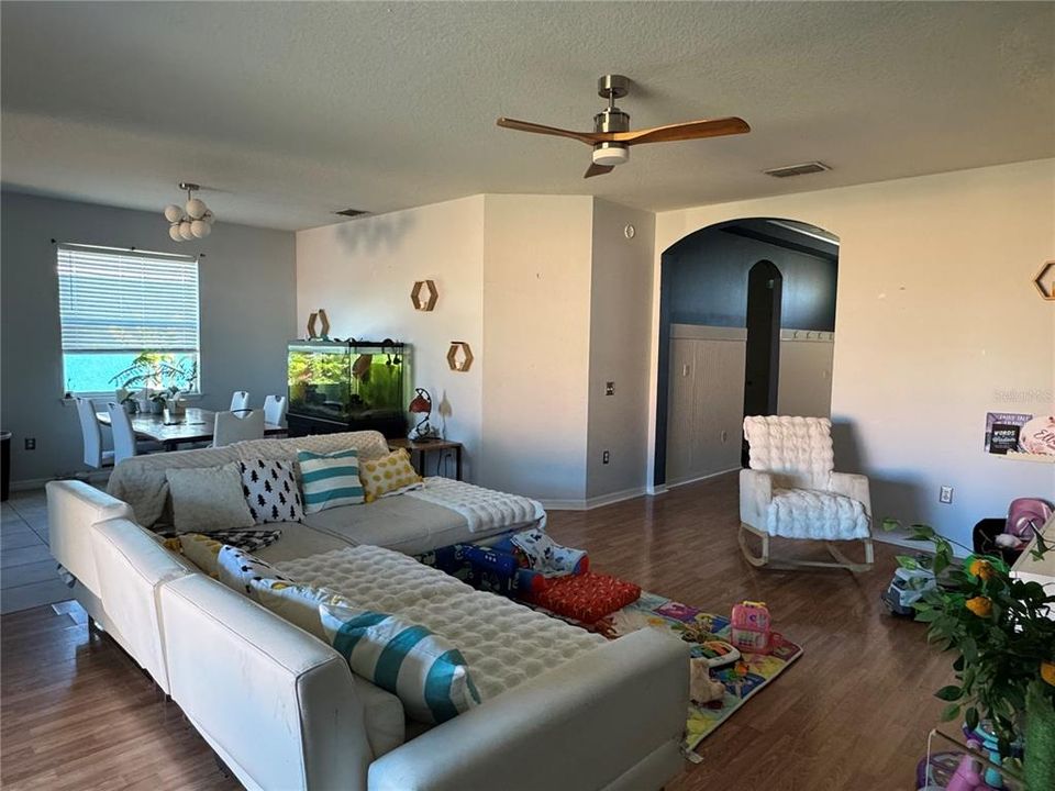 Active With Contract: $270,000 (3 beds, 2 baths, 1629 Square Feet)