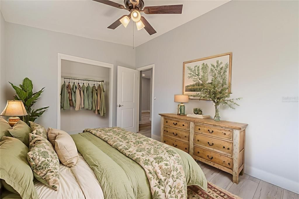 For Sale: $300,000 (2 beds, 1 baths, 1180 Square Feet)