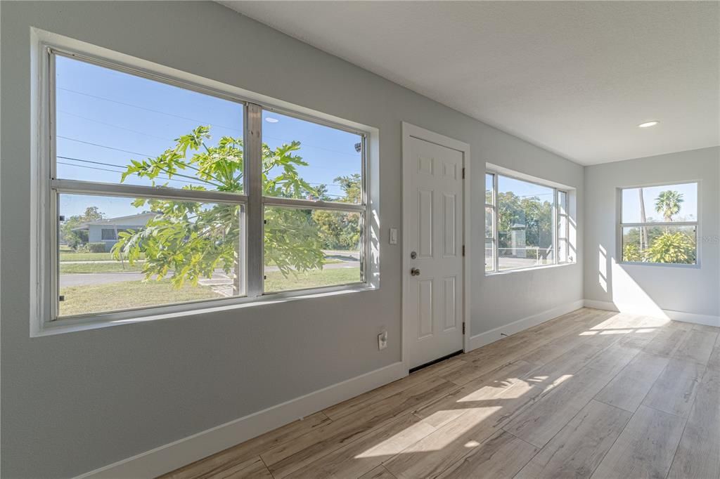 For Sale: $300,000 (2 beds, 1 baths, 1180 Square Feet)