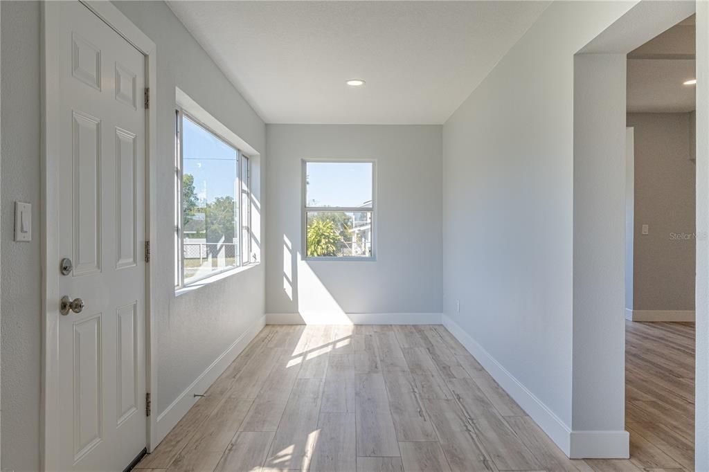 For Sale: $300,000 (2 beds, 1 baths, 1180 Square Feet)