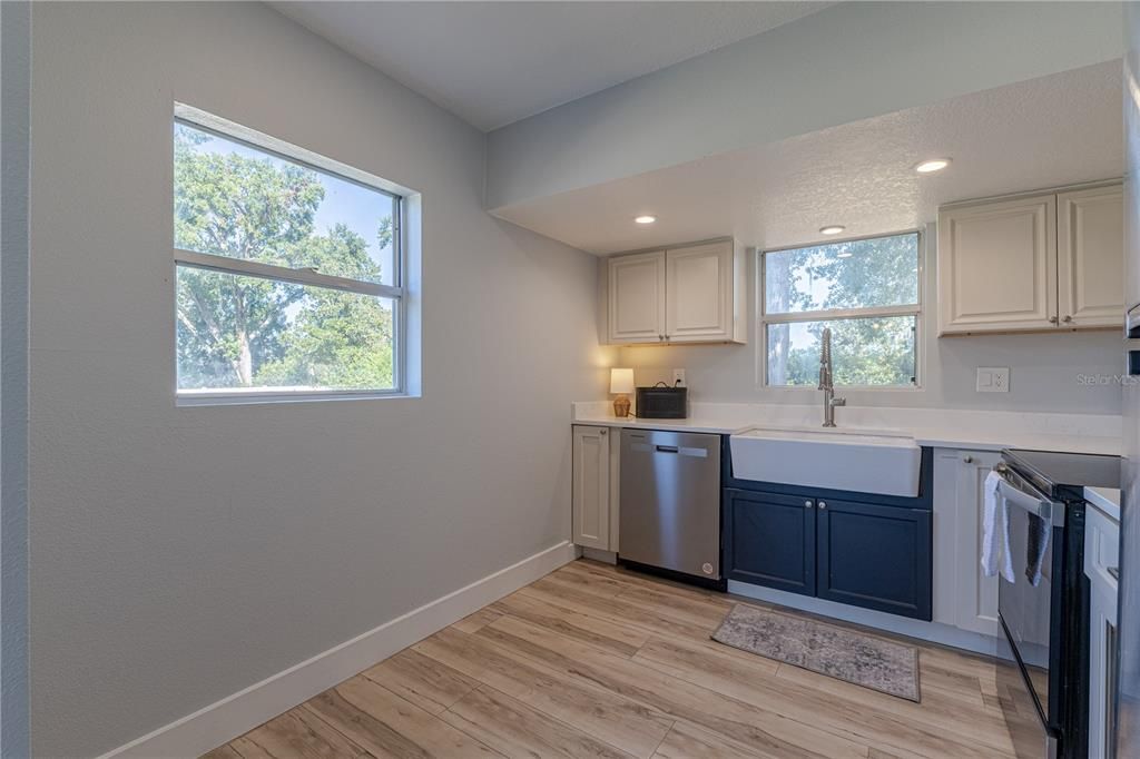 For Sale: $300,000 (2 beds, 1 baths, 1180 Square Feet)