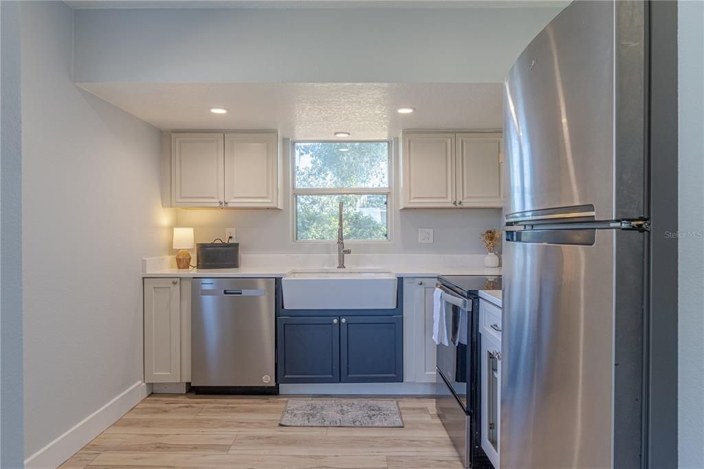 For Sale: $300,000 (2 beds, 1 baths, 1180 Square Feet)