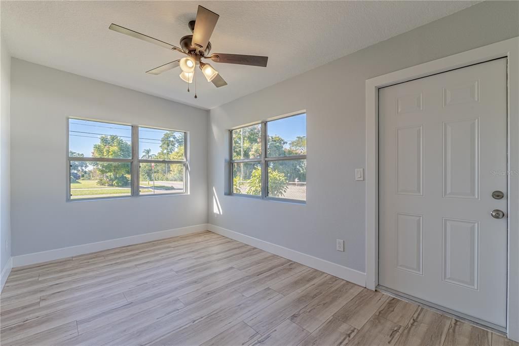 For Sale: $300,000 (2 beds, 1 baths, 1180 Square Feet)