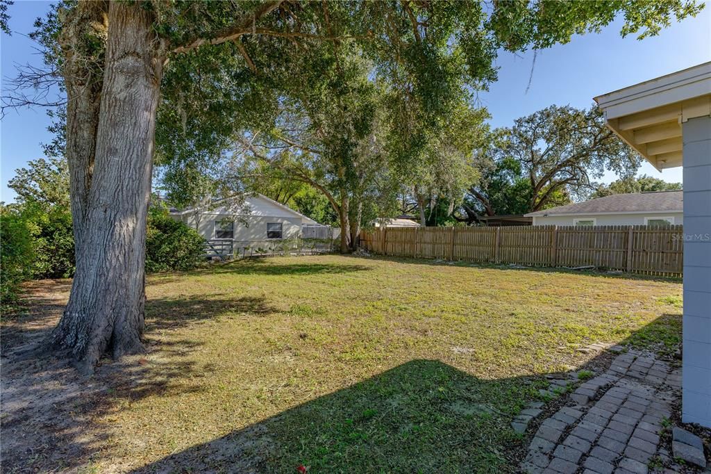 For Sale: $300,000 (2 beds, 1 baths, 1180 Square Feet)