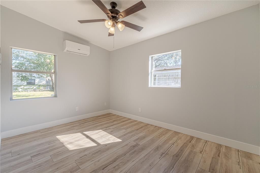 For Sale: $300,000 (2 beds, 1 baths, 1180 Square Feet)