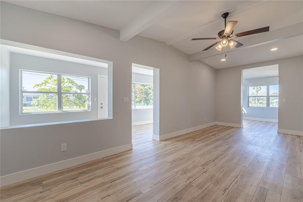 For Sale: $300,000 (2 beds, 1 baths, 1180 Square Feet)