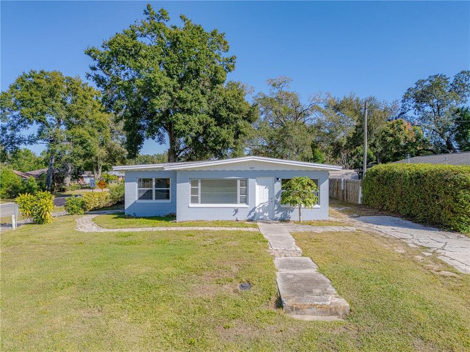 For Sale: $300,000 (2 beds, 1 baths, 1180 Square Feet)