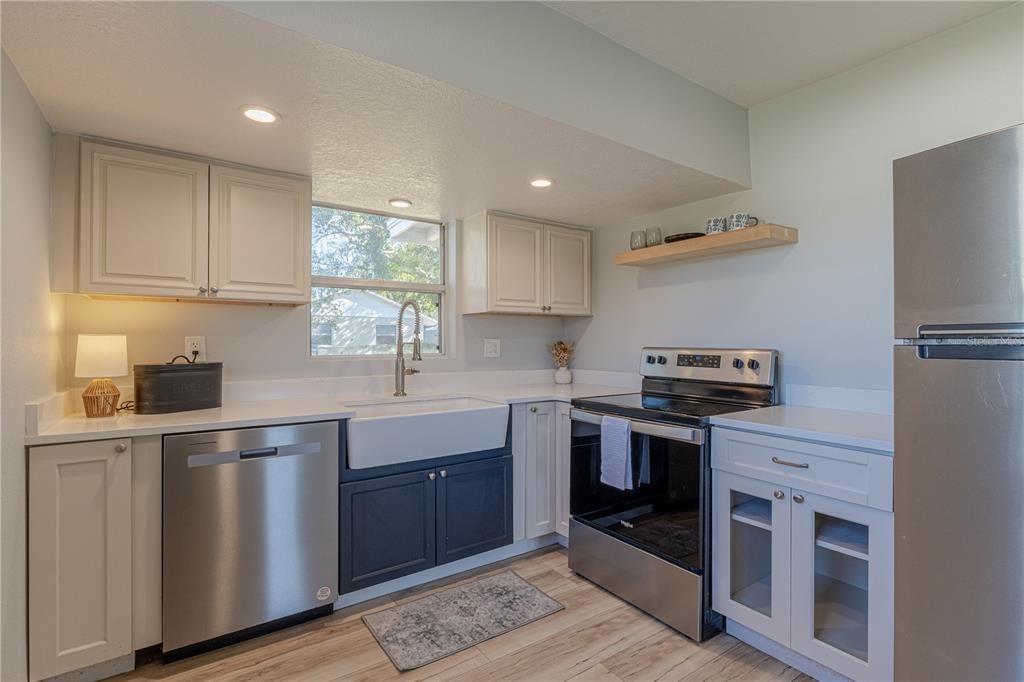 For Sale: $300,000 (2 beds, 1 baths, 1180 Square Feet)