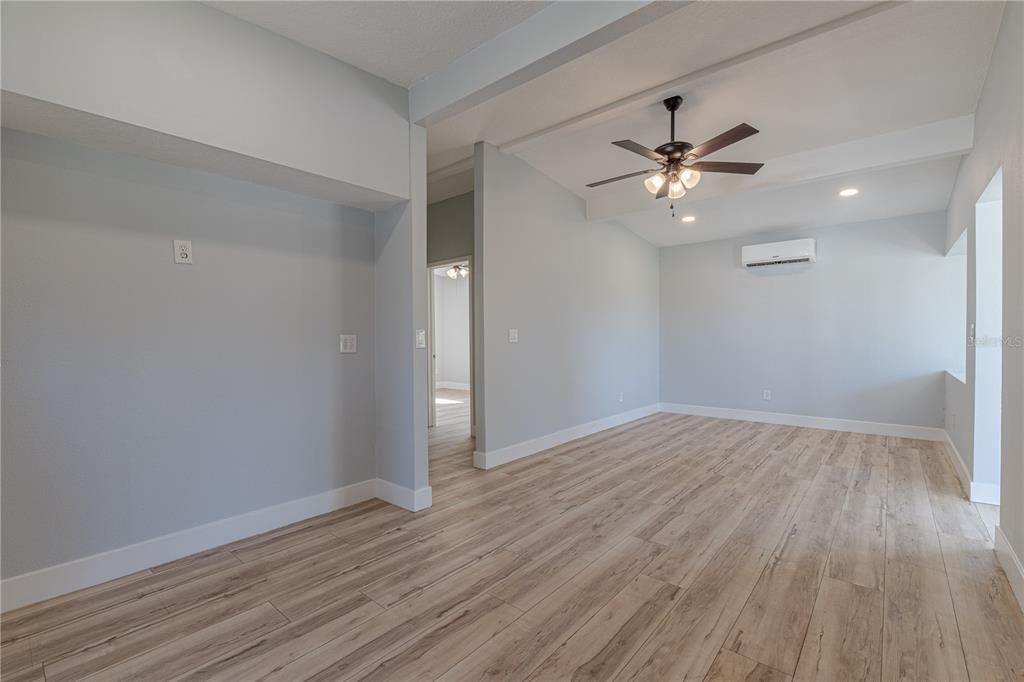 For Sale: $300,000 (2 beds, 1 baths, 1180 Square Feet)