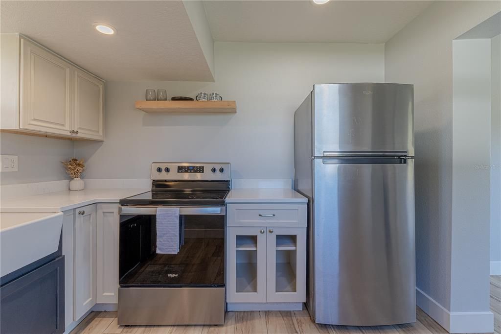 For Sale: $300,000 (2 beds, 1 baths, 1180 Square Feet)