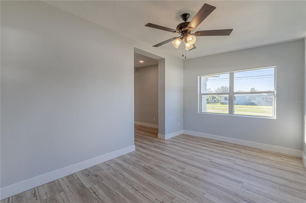 For Sale: $300,000 (2 beds, 1 baths, 1180 Square Feet)