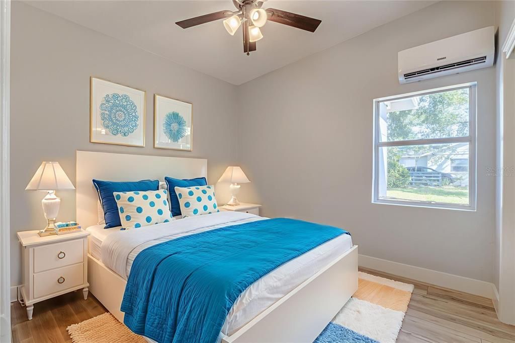 For Sale: $300,000 (2 beds, 1 baths, 1180 Square Feet)