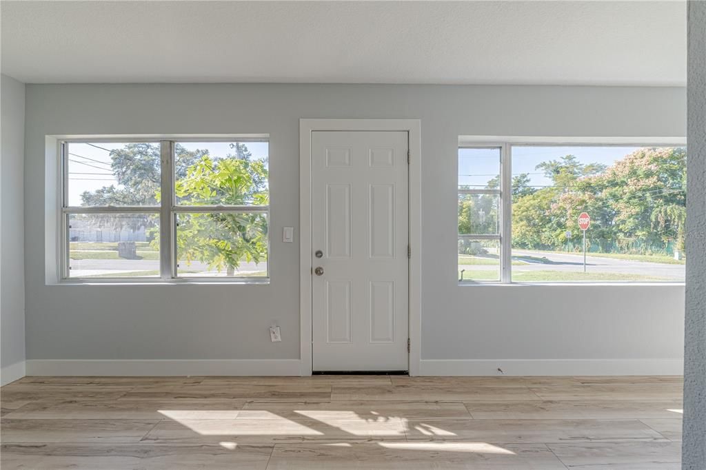 For Sale: $300,000 (2 beds, 1 baths, 1180 Square Feet)