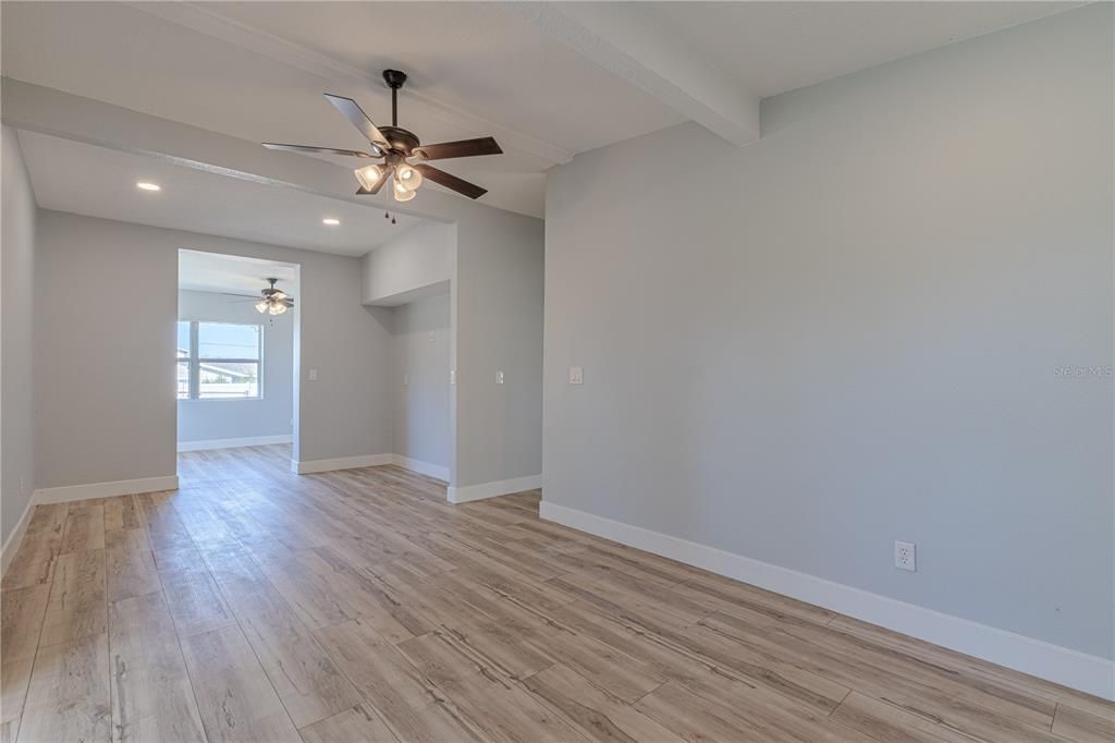 For Sale: $300,000 (2 beds, 1 baths, 1180 Square Feet)