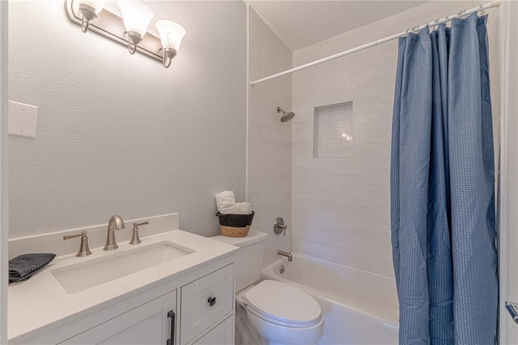 For Sale: $300,000 (2 beds, 1 baths, 1180 Square Feet)