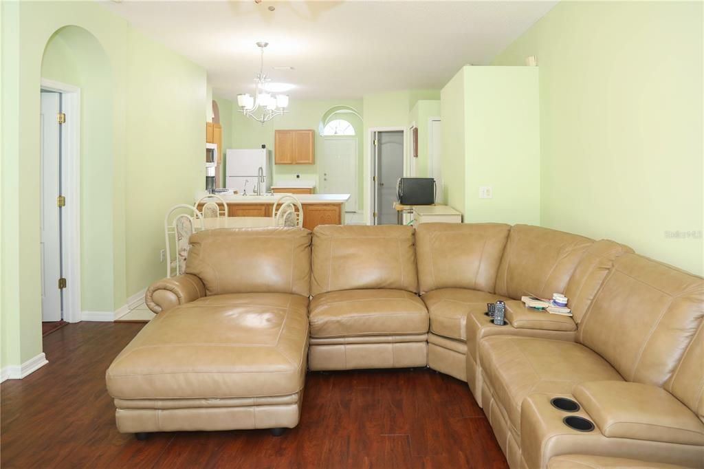 En Venta: $415,000 (4 camas, 2 baños, 1845 Pies cuadrados)