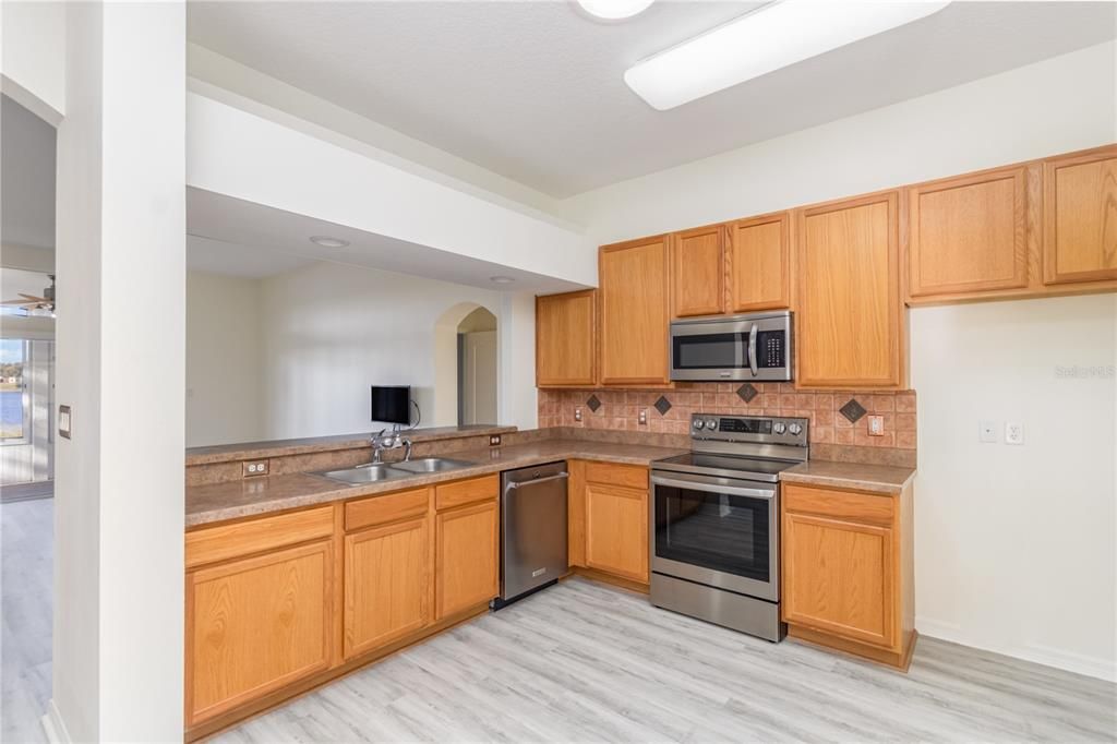For Sale: $400,000 (3 beds, 2 baths, 1770 Square Feet)