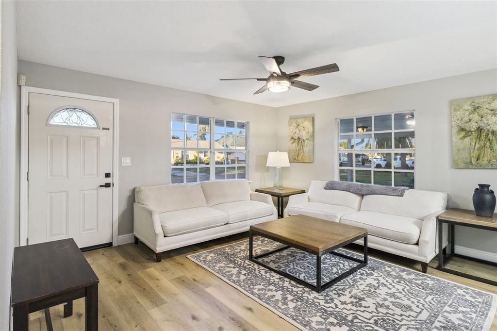 En Venta: $407,400 (3 camas, 2 baños, 1364 Pies cuadrados)