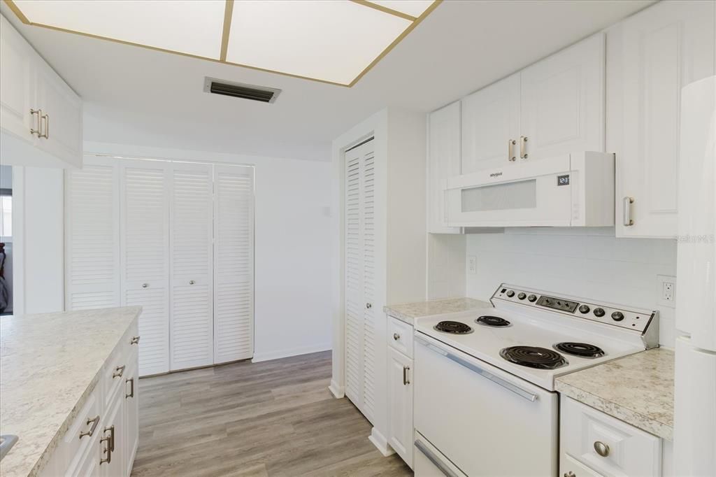 合同活跃: $196,000 (2 贝兹, 2 浴室, 1125 平方英尺)